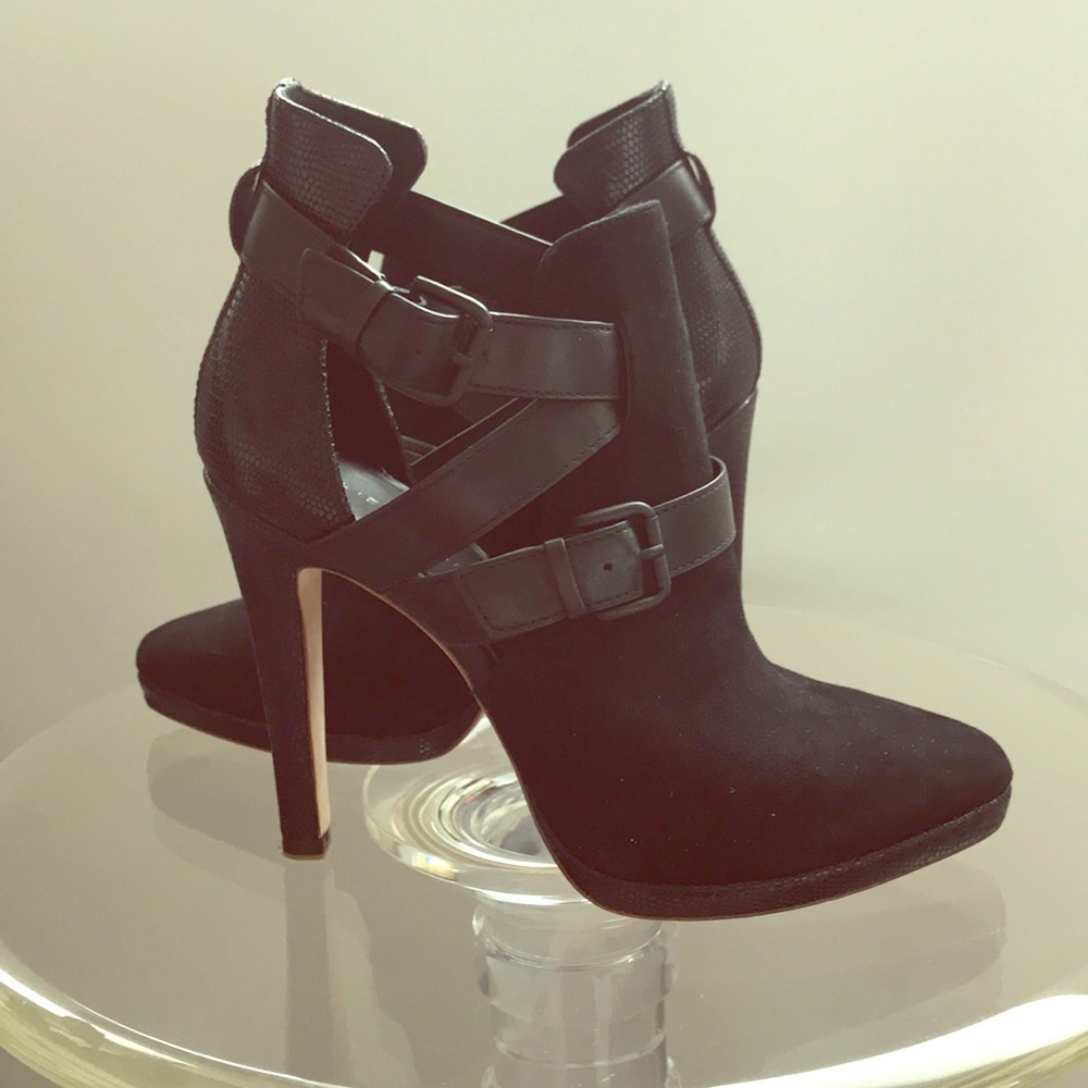 Elie Tahari black heels like new!